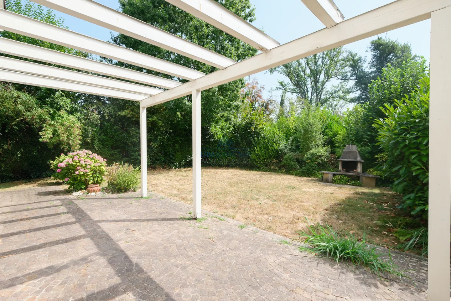Attraktives Doppeleinfamilienhaus mit idyllischem Garten in Bottmingen - Foto 12 von 22