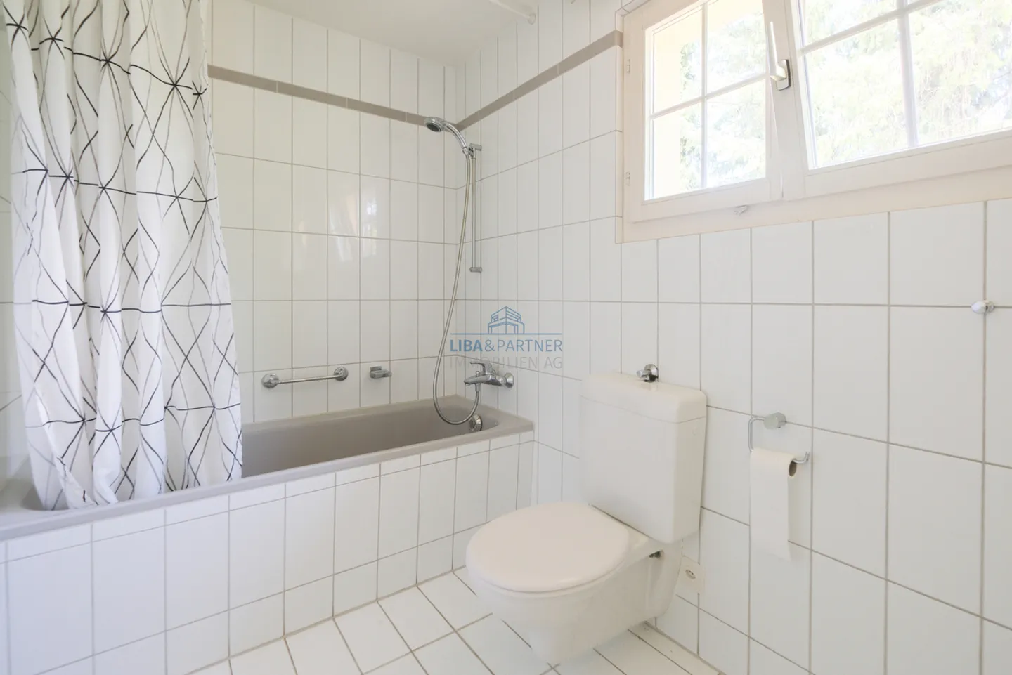 Attraktives Doppeleinfamilienhaus mit idyllischem Garten in Bottmingen - Foto 15 von 22
