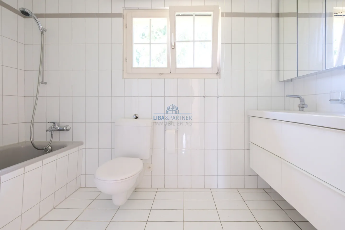 Attraktives Doppeleinfamilienhaus mit idyllischem Garten in Bottmingen - Foto 16 von 22