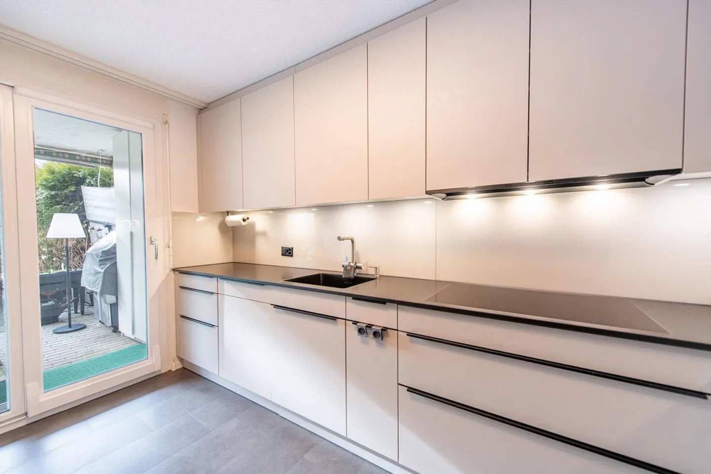 Il tuo rifugio personale: Appartamento moderno al piano terra con giardino privato - Foto 4 di 13