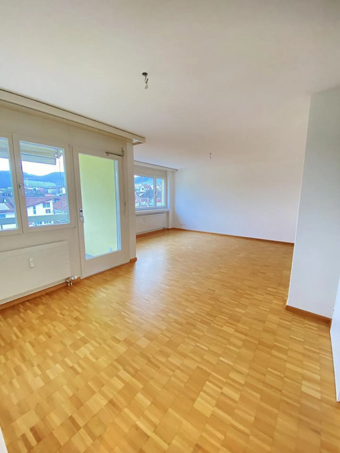 Spacious 4.5-room apartment with renovated kitchen and bathroom - Photo 2 of 10