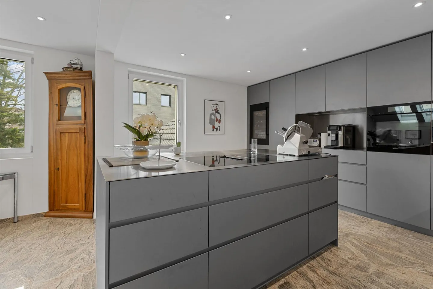 8.5-Room Penthouse Maisonette Apartment with High-Quality Finish in Hochdorf - Photo 4 of 11