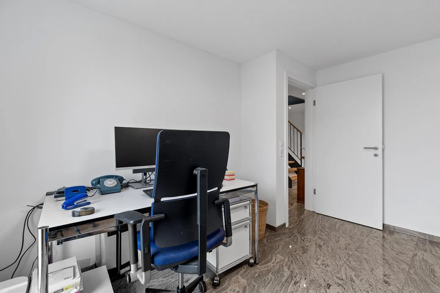 8.5-Room Penthouse Maisonette Apartment with High-Quality Finish in Hochdorf - Photo 8 of 11
