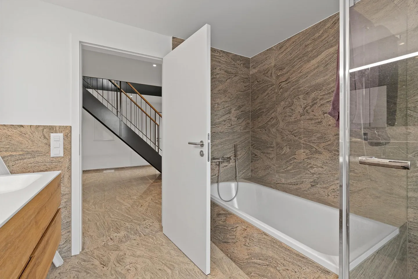 8.5-Room Penthouse Maisonette Apartment with High-Quality Finish in Hochdorf - Photo 11 of 11
