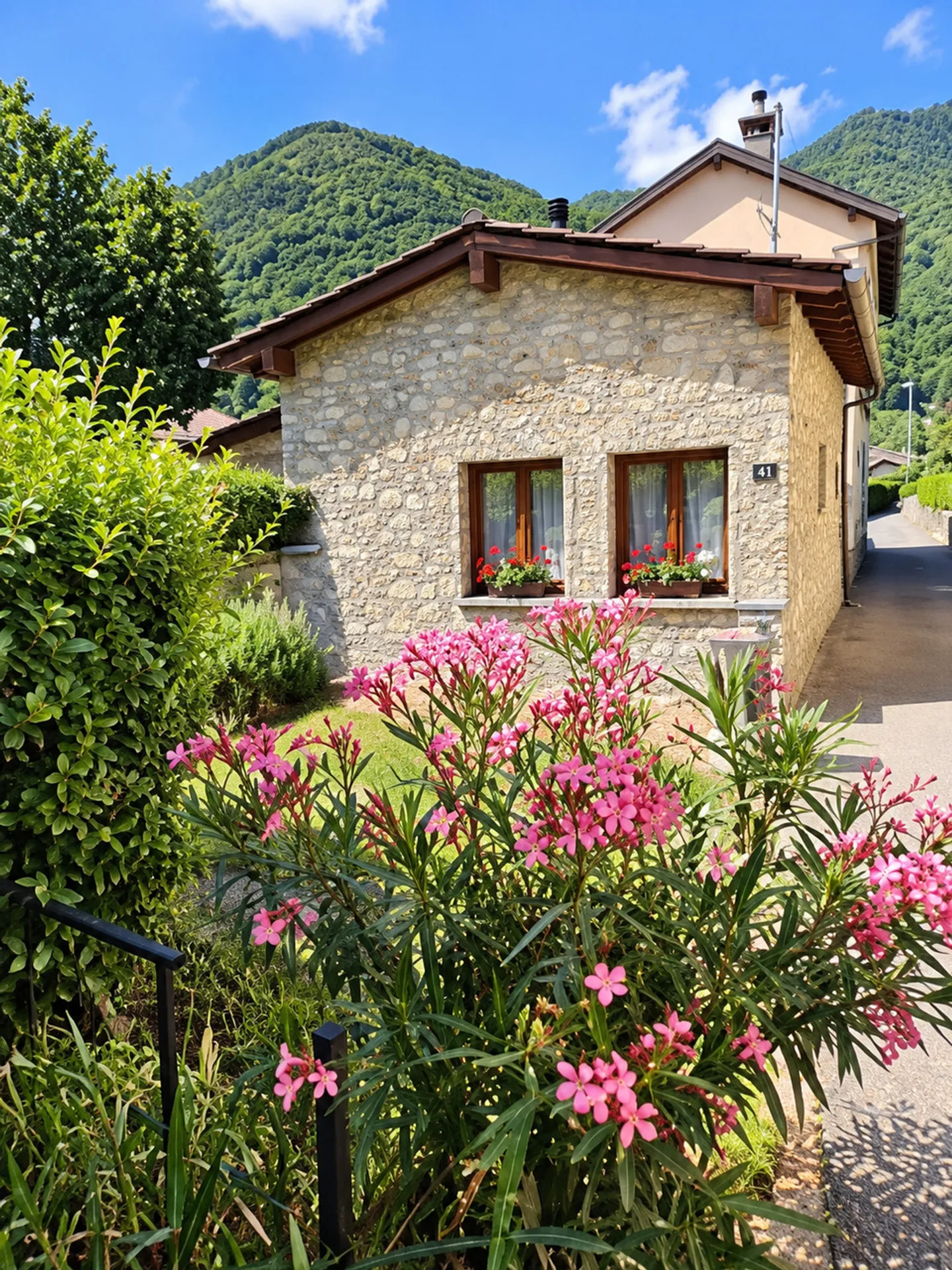 Charmante maison rustique au cœur de Bré - Photo 1 sur 12