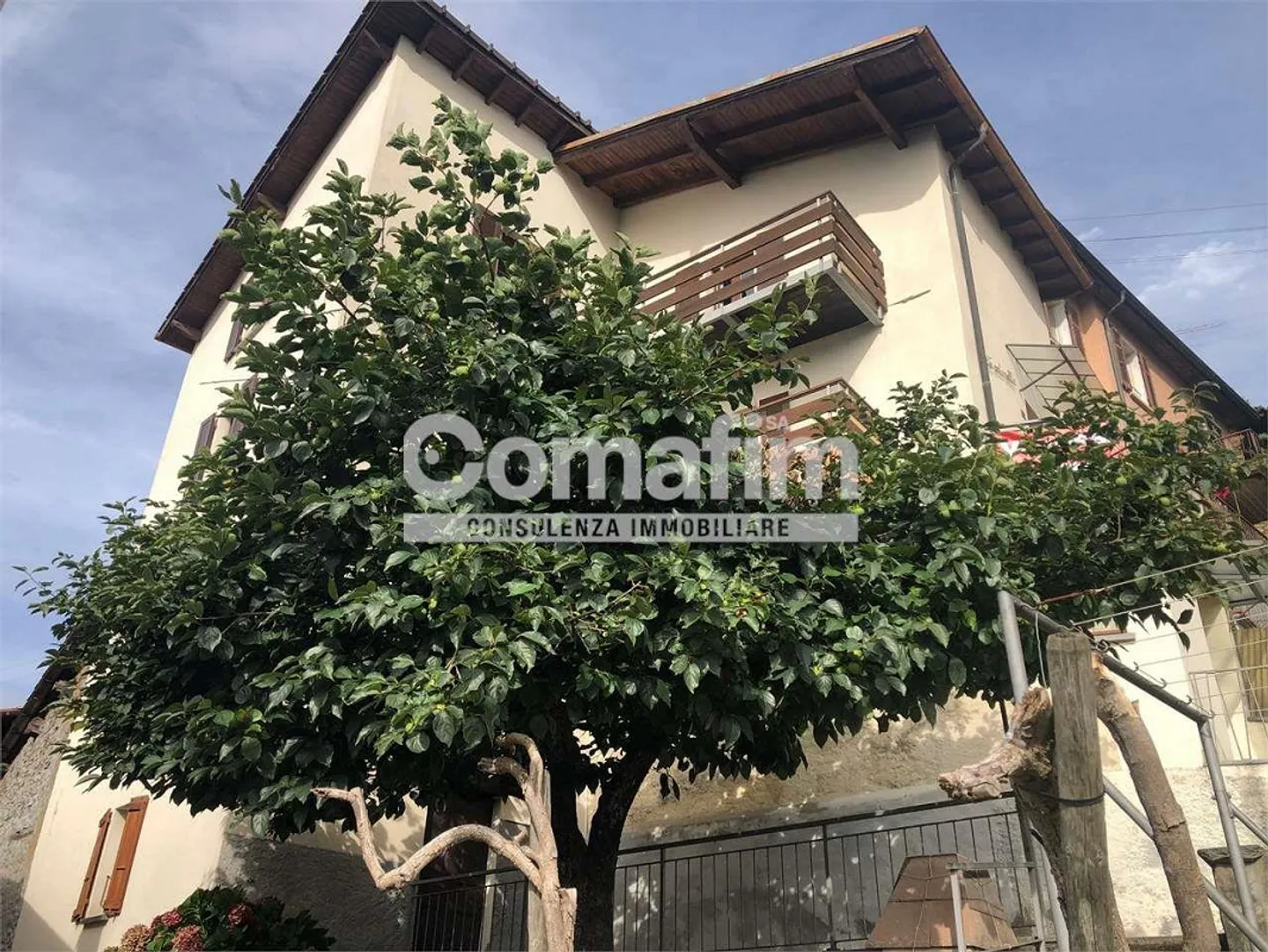 Casa di 3 ppartamenti con vista lago a Cademario - Foto 2 di 11