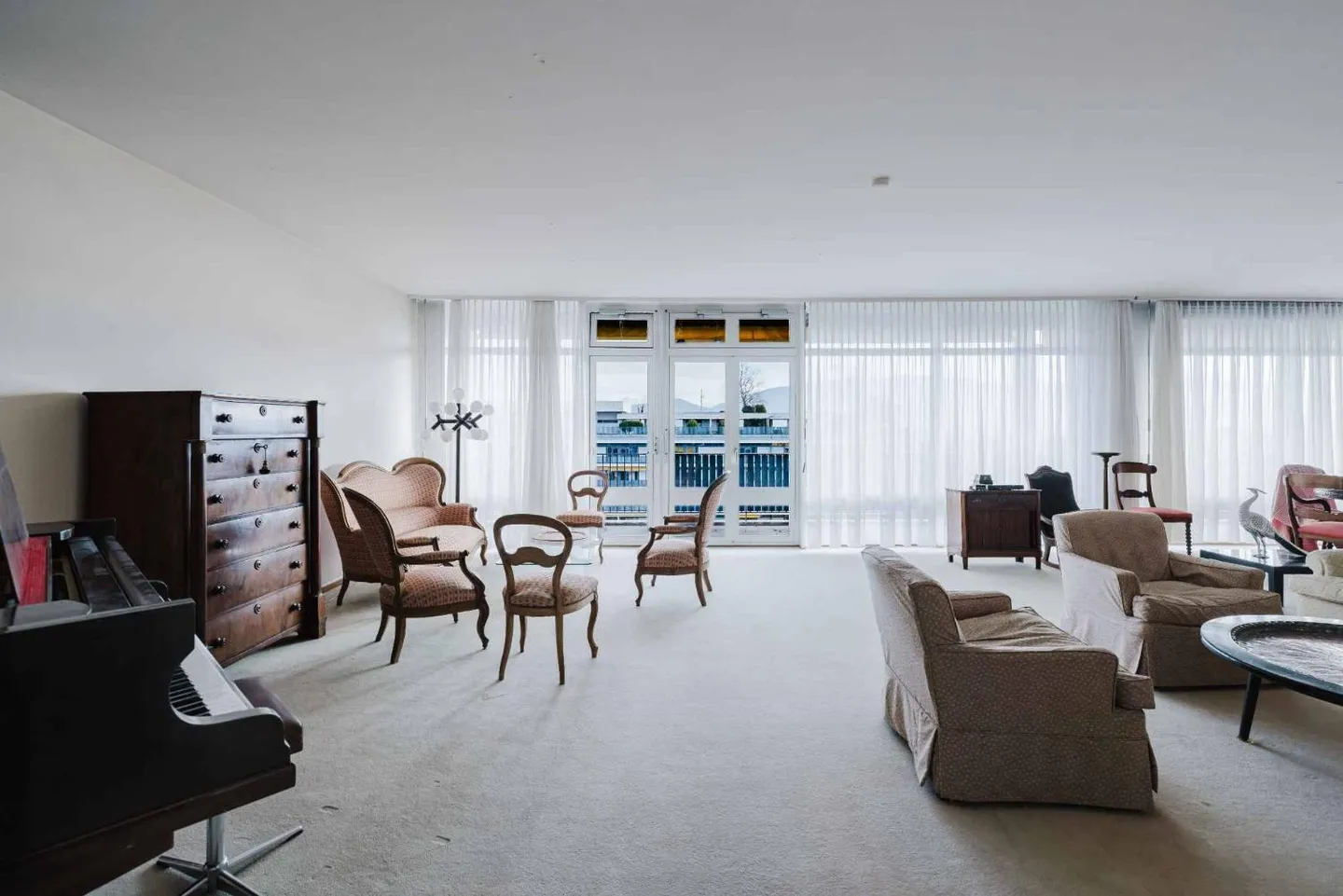 Spacious 7-Room Apartment - Photo 3 of 13