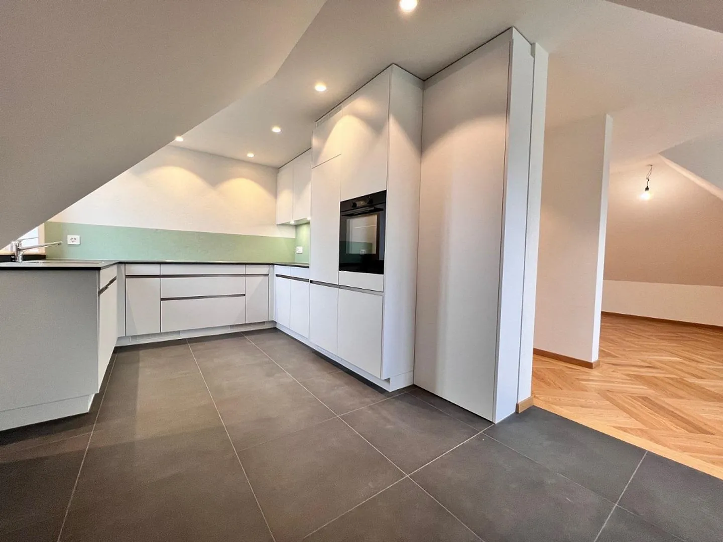 Exclusive 4.5-room apartment in completely renovated multi-family house - Photo 2 of 20