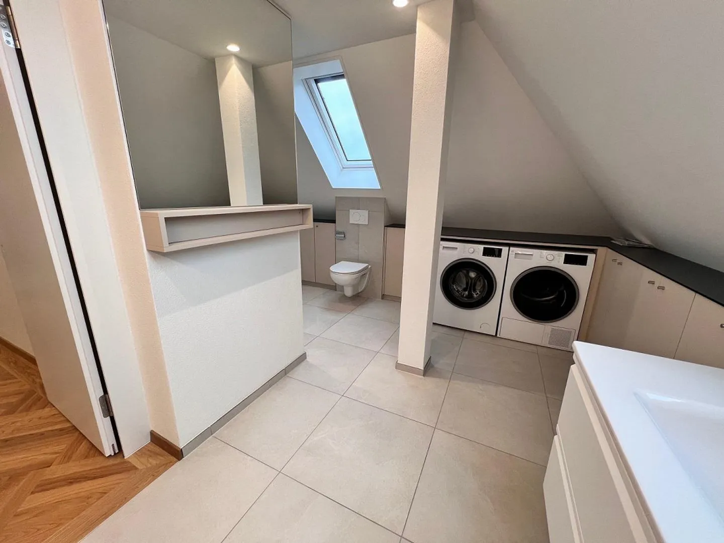 Exclusive 4.5-room apartment in completely renovated multi-family house - Photo 3 of 20