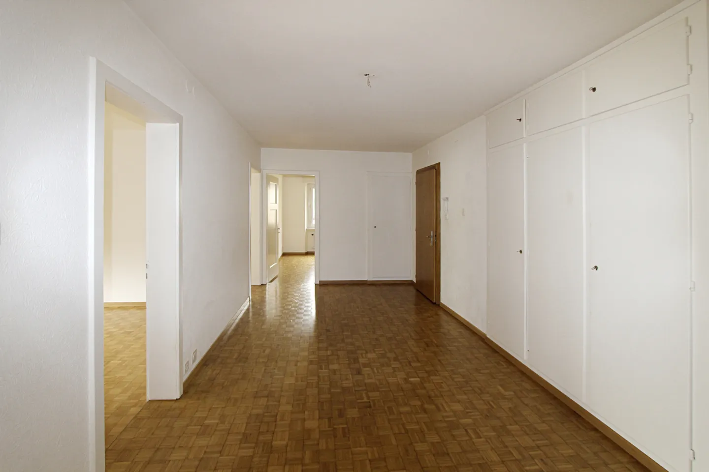 Newly renovated 4.5 room apartment in the center of Visp - Photo 3 of 8