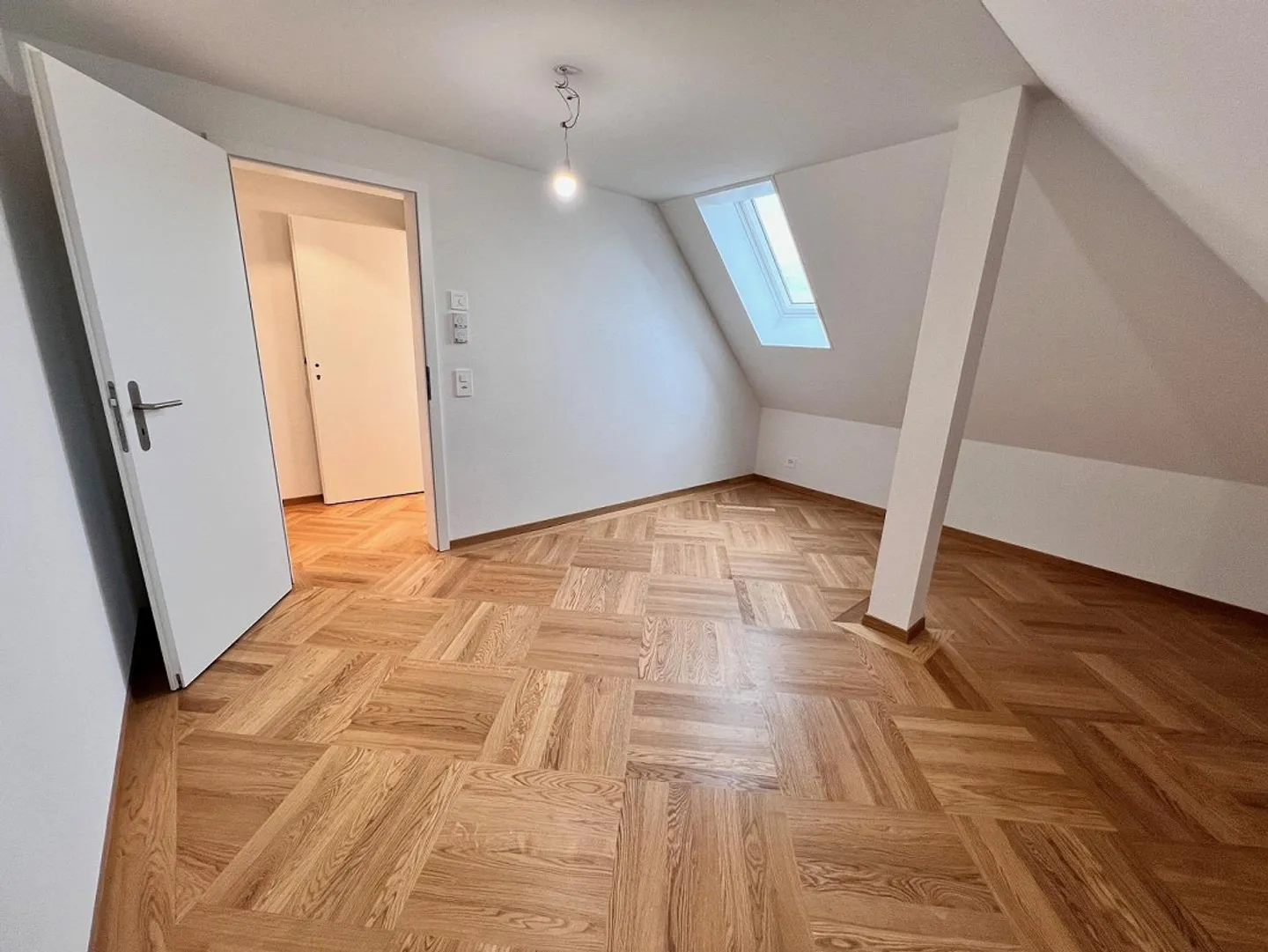 Exclusive 4.5-room apartment in completely renovated multi-family house - Photo 11 of 20