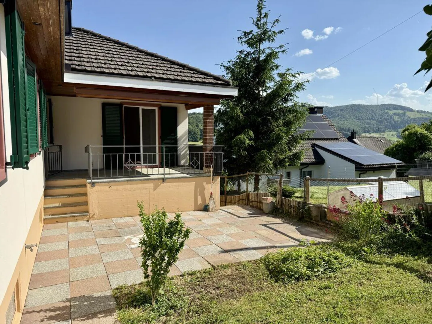 Single-family house with plenty of outdoor space and a view - Photo 13 of 14