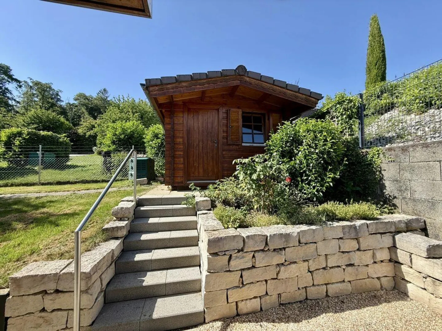 Single-family house with plenty of outdoor space and a view - Photo 12 of 14