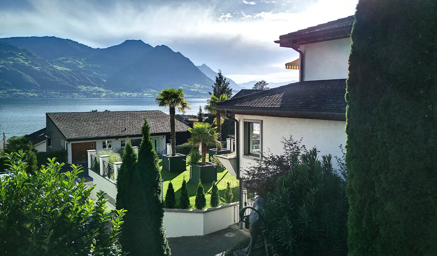 Exklusives Einfamilienhaus mit viel Umschwung und Seesicht - Foto 2 von 14