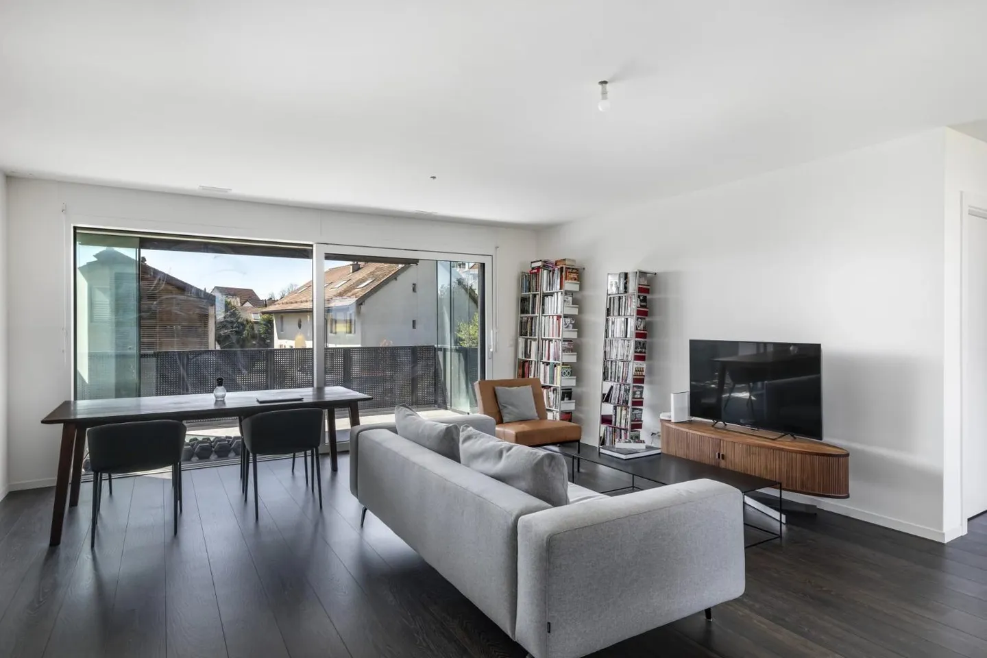 Modern and bright 2.5 room apartment with enclosed balcony - Photo 1 of 10