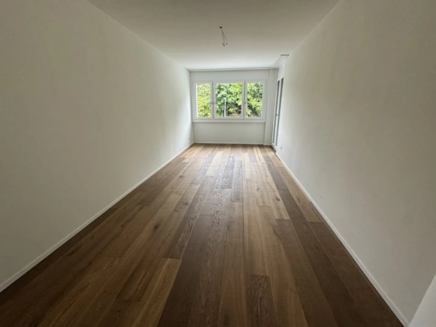 Freshly renovated and bright apartment - Photo 8 of 12