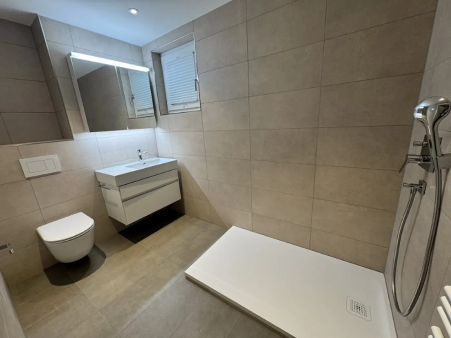 Freshly renovated and bright apartment - Photo 9 of 12