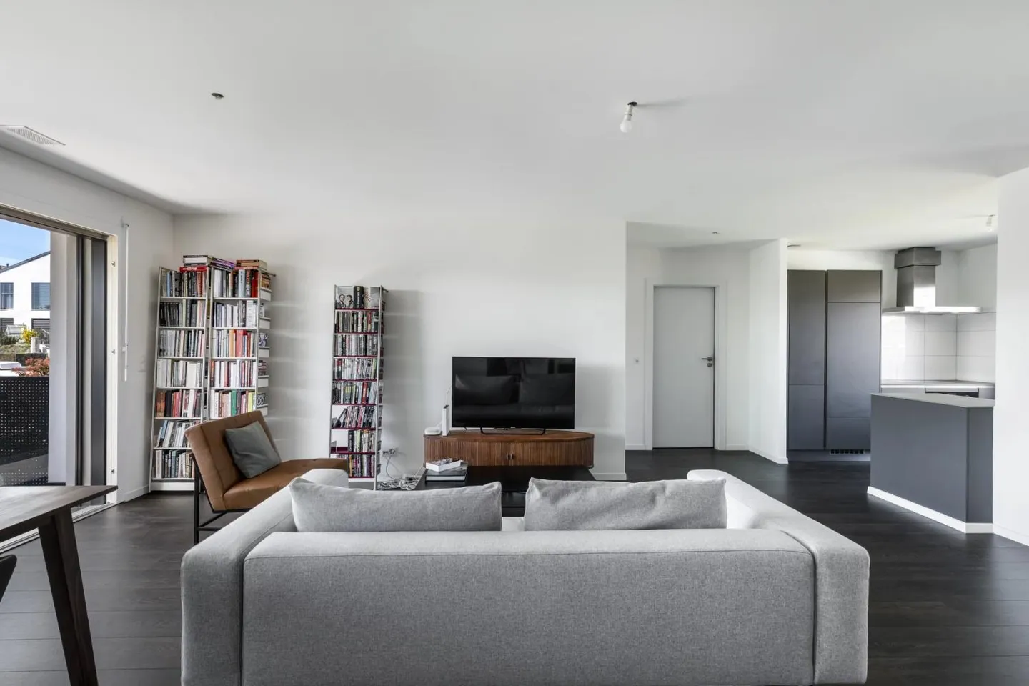 Modern and bright 2.5 room apartment with enclosed balcony - Photo 4 of 10