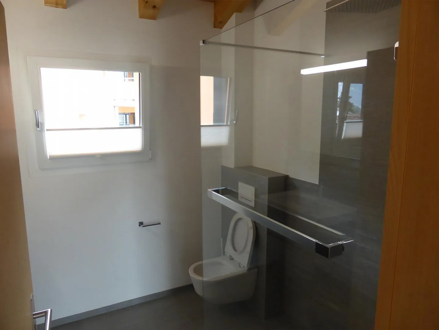 Neuwertige 3 1/2 Zimmerwohnung an ruhiger Lage im Dorfkern - Foto 3 von 9