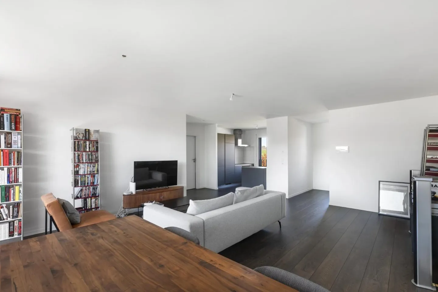 Modern and bright 2.5 room apartment with enclosed balcony - Photo 3 of 10