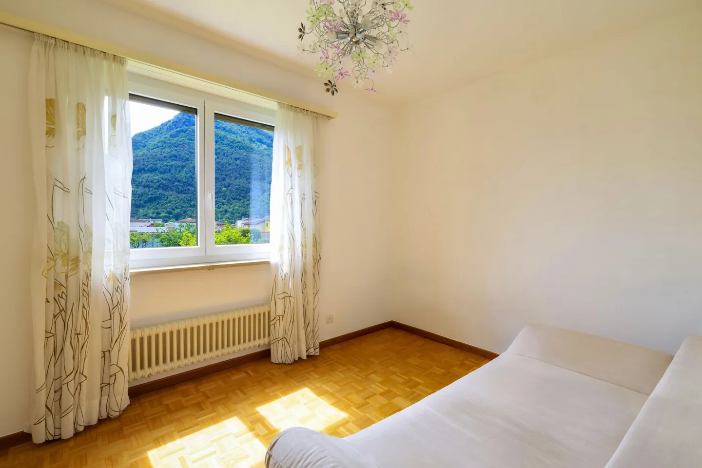 Appartement de 4.5 pièces avec terrasse et jardin - Photo 4 sur 8