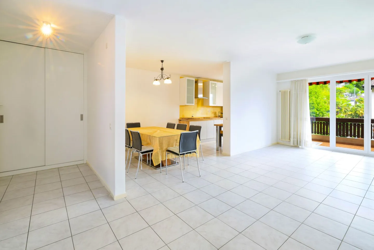 Appartement de 4.5 pièces avec terrasse et jardin - Photo 2 sur 8