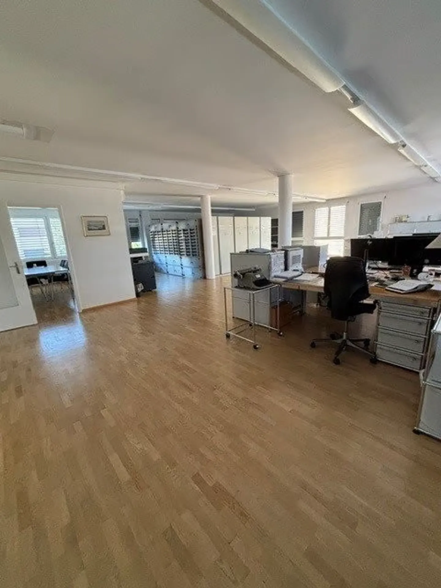 Attractive commercial and office space in a central location in Binningen - Photo 1 of 10