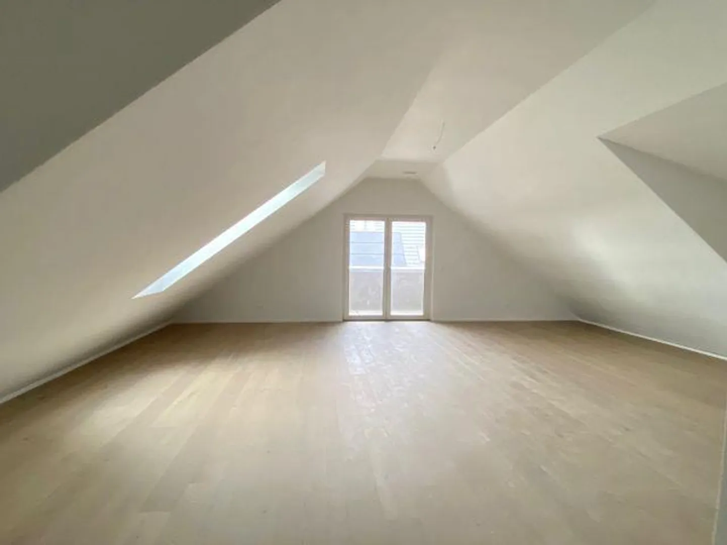 Exclusive 2.5-room penthouse apartment with loft character - Photo 5 of 11