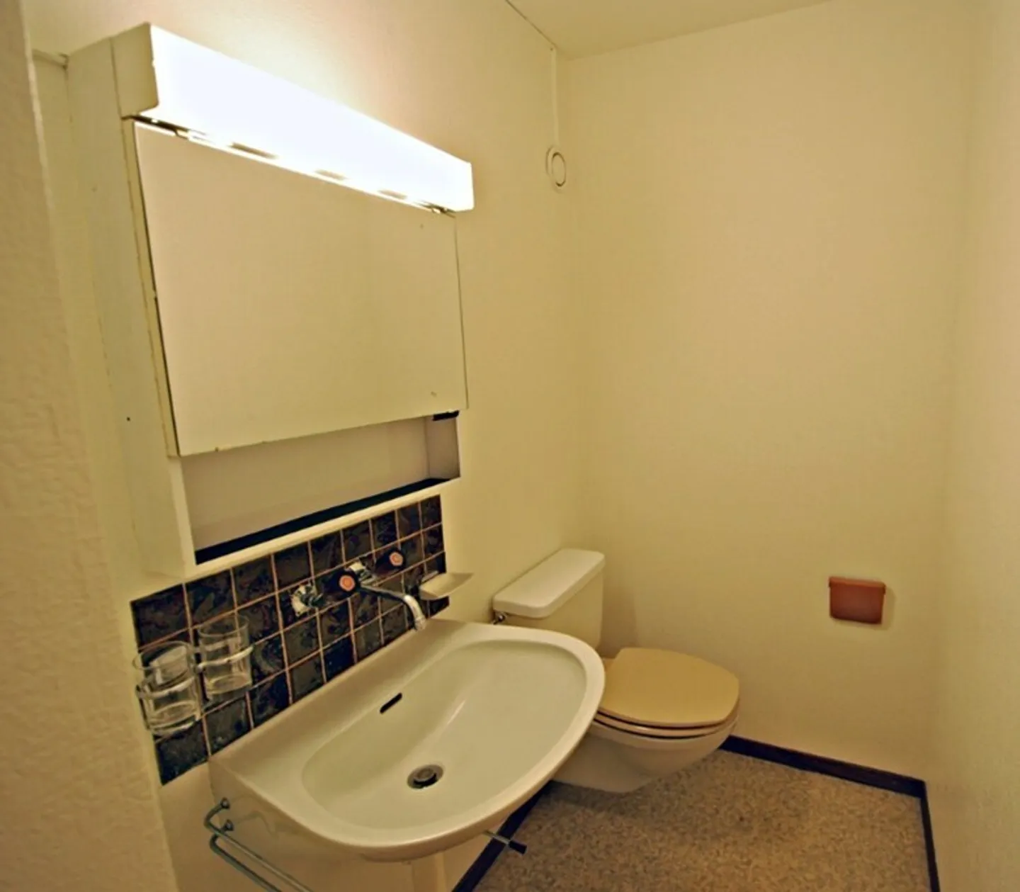 Spacious Apartment with Scenic Views - Photo 9 of 11