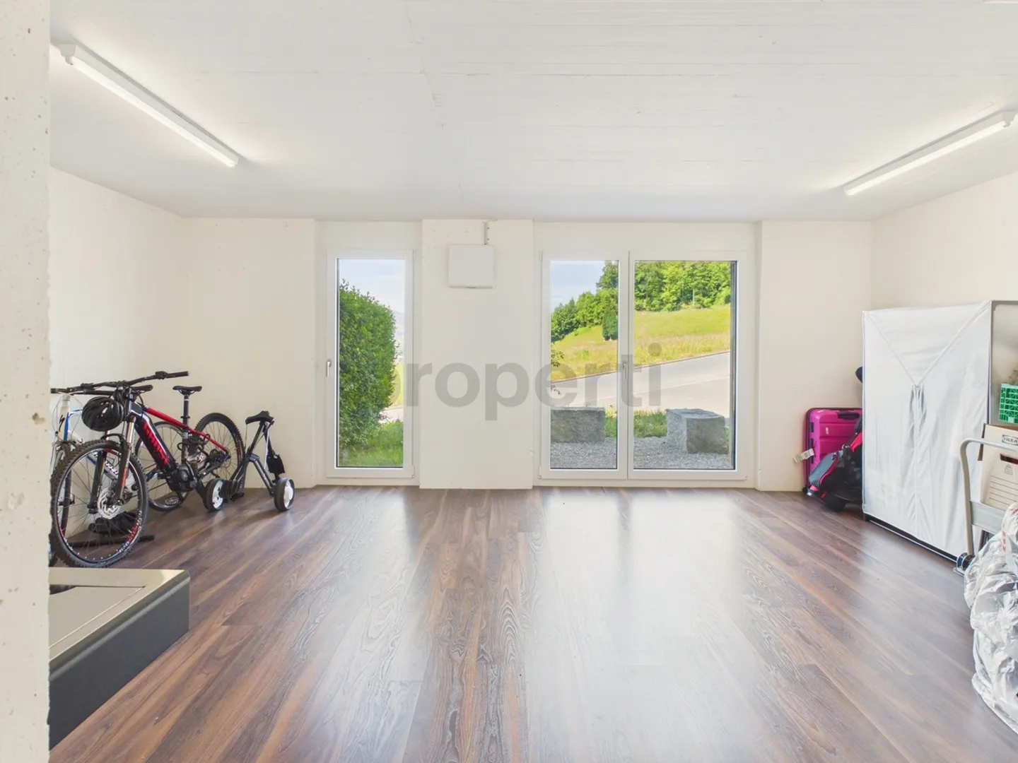 Spacious Apartment with Terrace - Photo 10 of 13