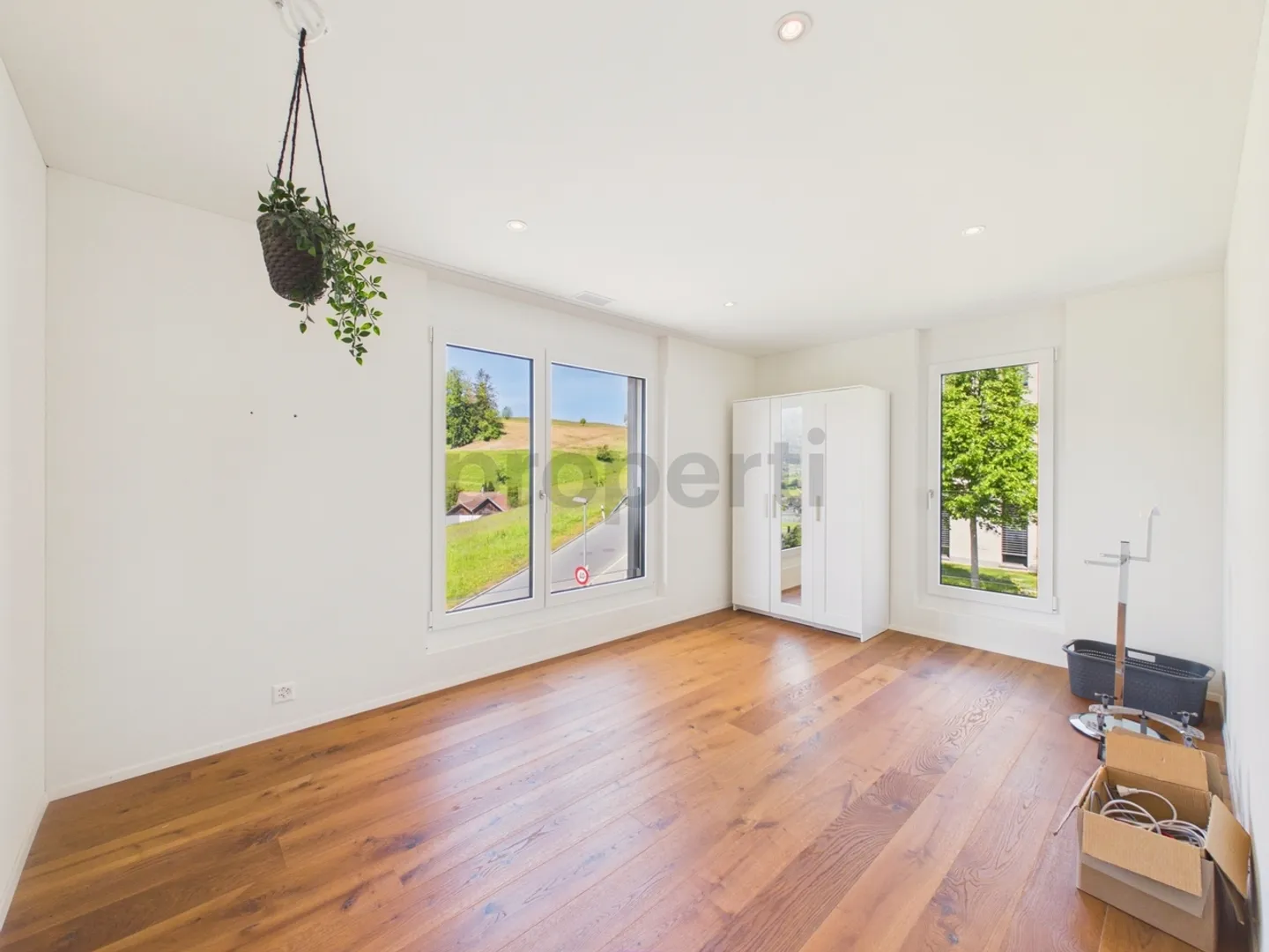 Spacious Apartment with Terrace - Photo 8 of 13