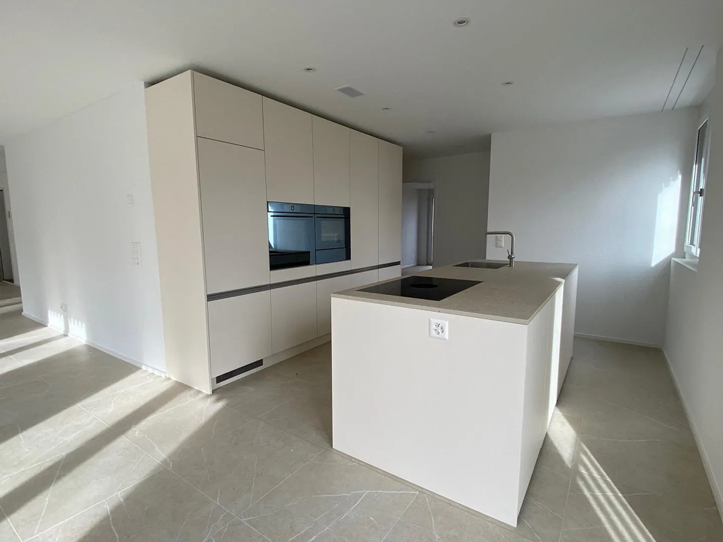 Modern 4.5-room apartment with two spacious balconies - Photo 1 of 13