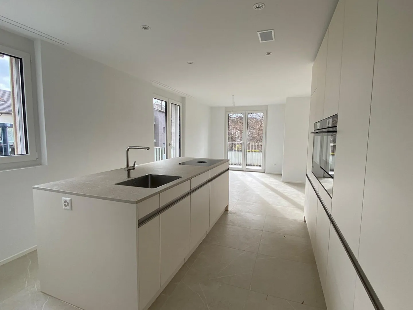 Modern 4.5-room apartment with two spacious balconies - Photo 2 of 13