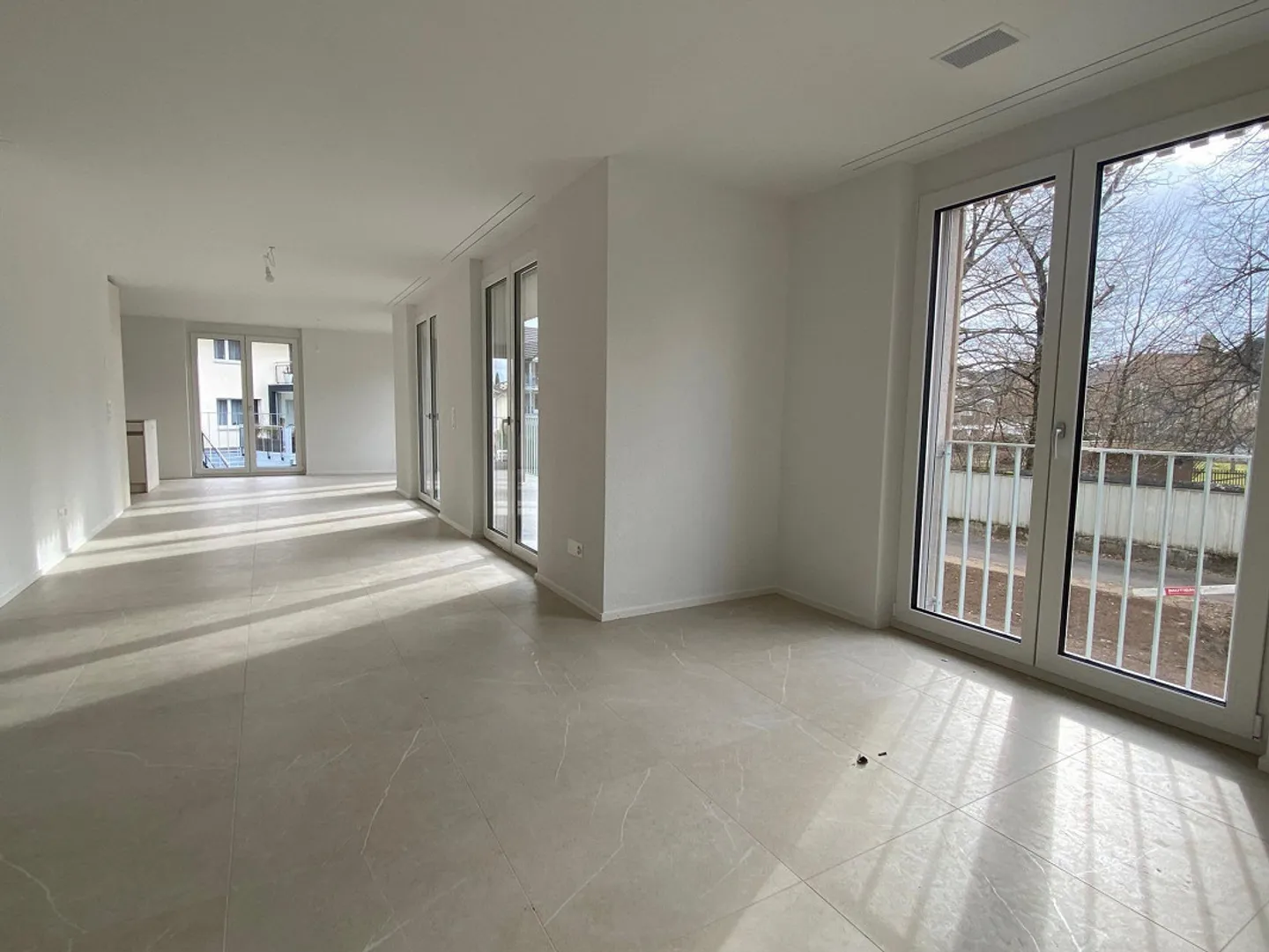 Modern 4.5-room apartment with two spacious balconies - Photo 3 of 13