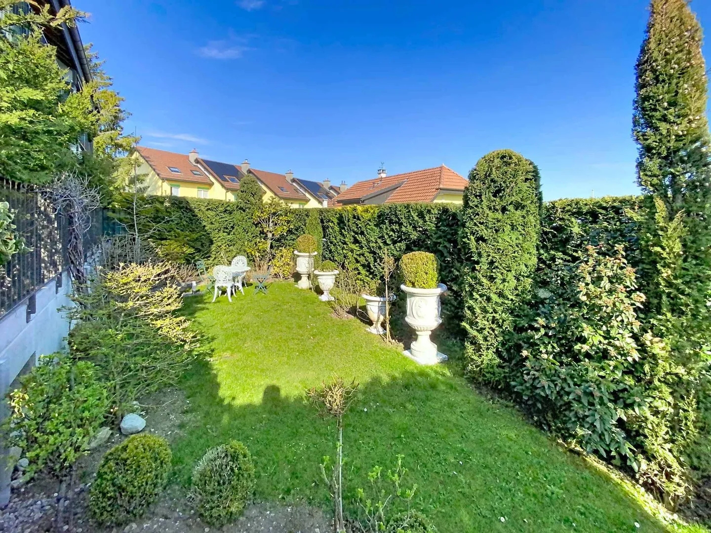 SUPERB APARTMENT WITH LARGE GARDEN, TERRACE AND VIEW OF THE LAKE AND THE ALPS - Photo 1 of 10