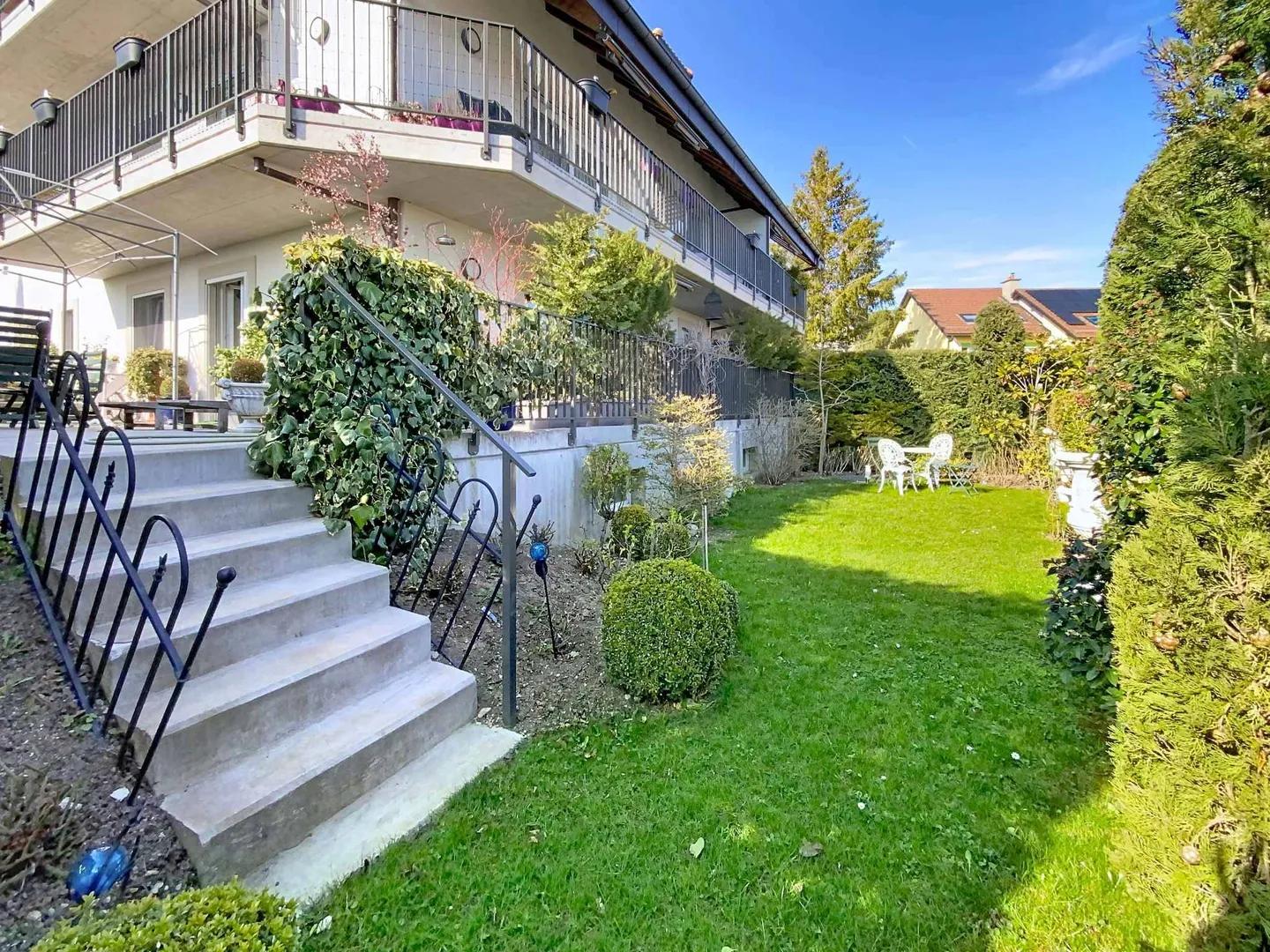 SUPERB APARTMENT WITH LARGE GARDEN, TERRACE AND VIEW OF THE LAKE AND THE ALPS - Photo 2 of 10