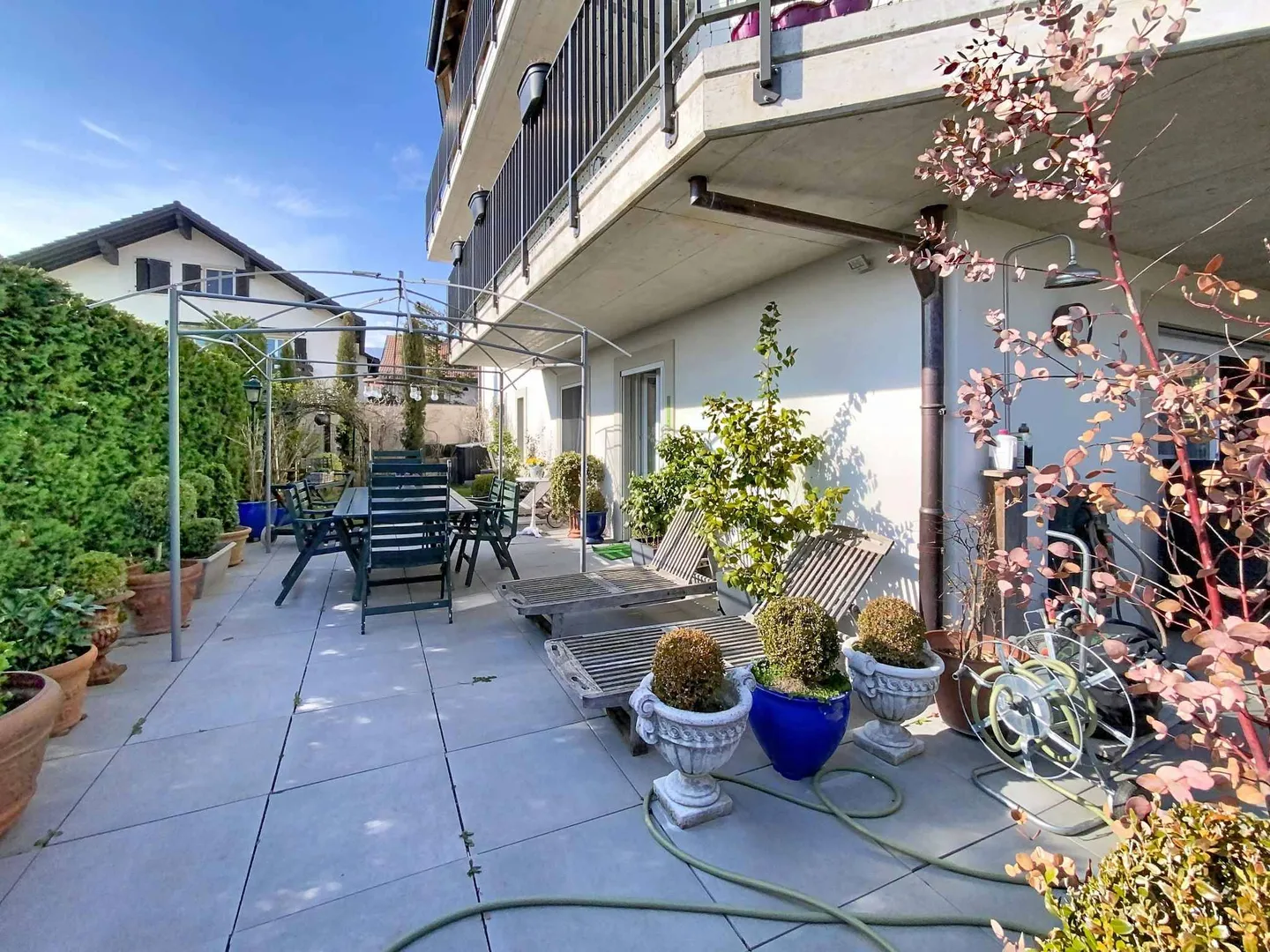 SUPERB APARTMENT WITH LARGE GARDEN, TERRACE AND VIEW OF THE LAKE AND THE ALPS - Photo 3 of 10