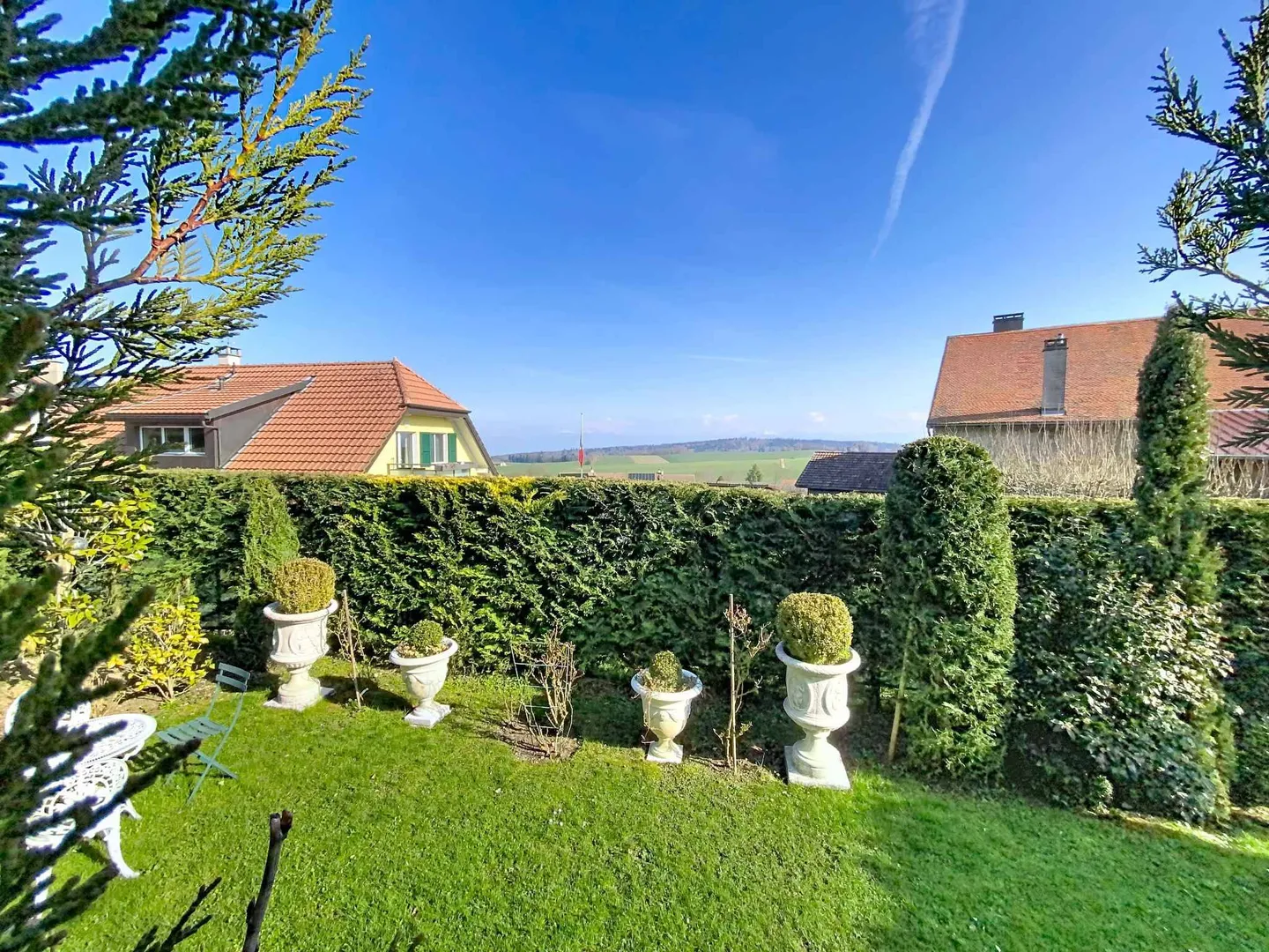 SUPERB APARTMENT WITH LARGE GARDEN, TERRACE AND VIEW OF THE LAKE AND THE ALPS - Photo 4 of 10