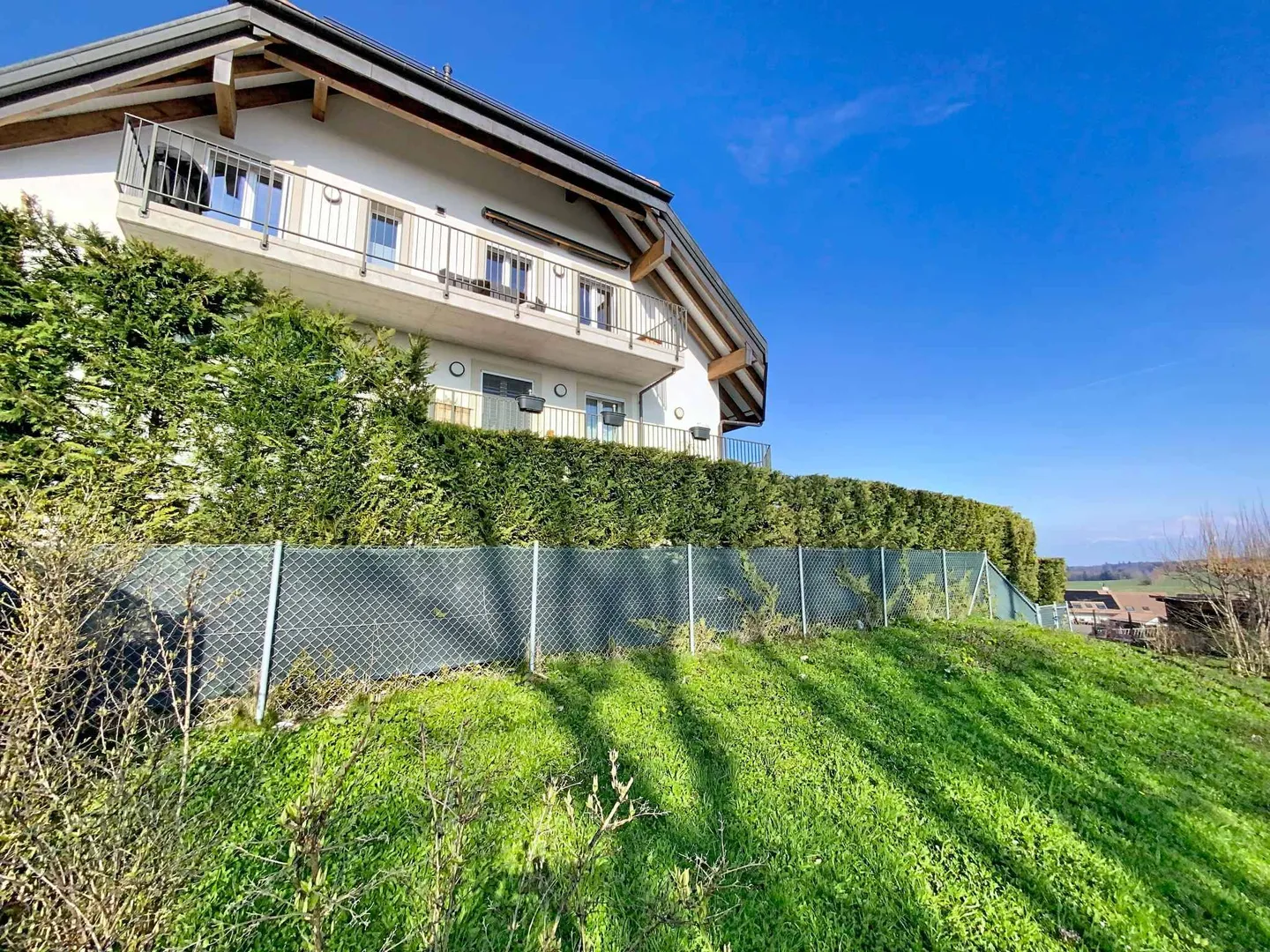 SUPERB APARTMENT WITH LARGE GARDEN, TERRACE AND VIEW OF THE LAKE AND THE ALPS - Photo 10 of 10