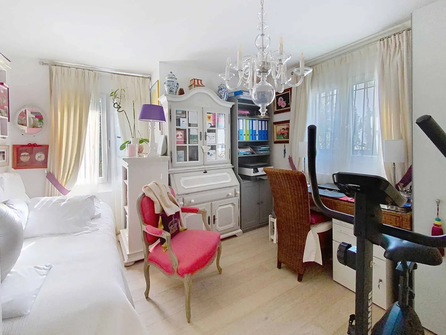 SUPERB APARTMENT WITH LARGE GARDEN, TERRACE AND VIEW OF THE LAKE AND THE ALPS - Photo 8 of 10