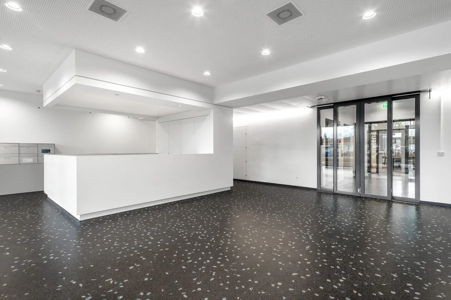 BUREAUX ÉTENDUS, PRÊTS POUR VOTRE EMPLACEMENT - Photo 2 sur 13