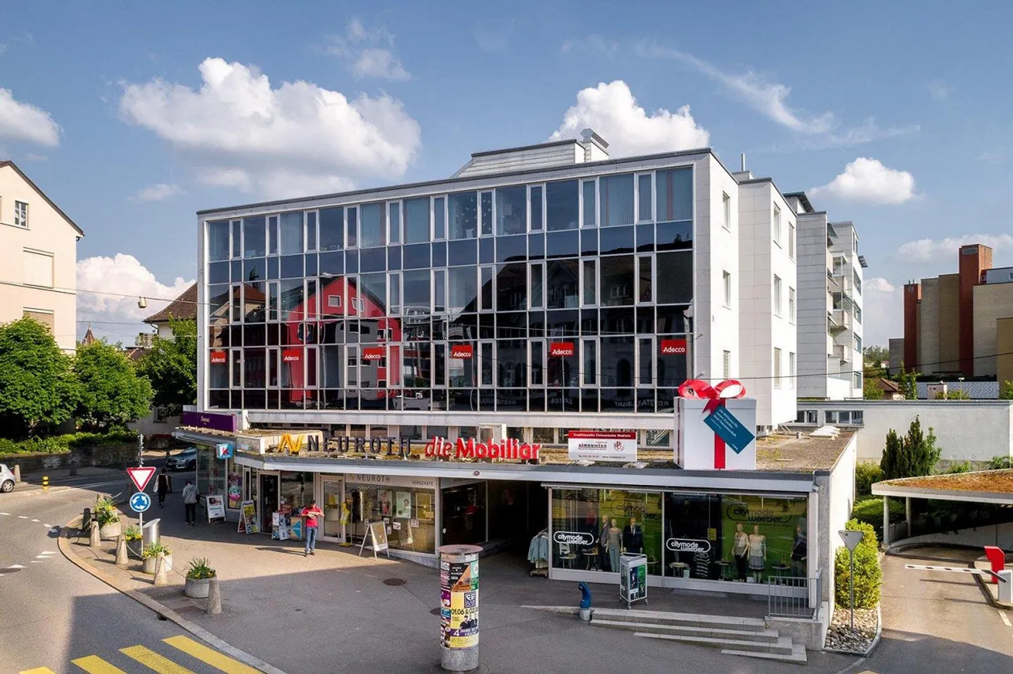 Central, bright, versatile - office premises in Wohlen - Photo 1 of 4