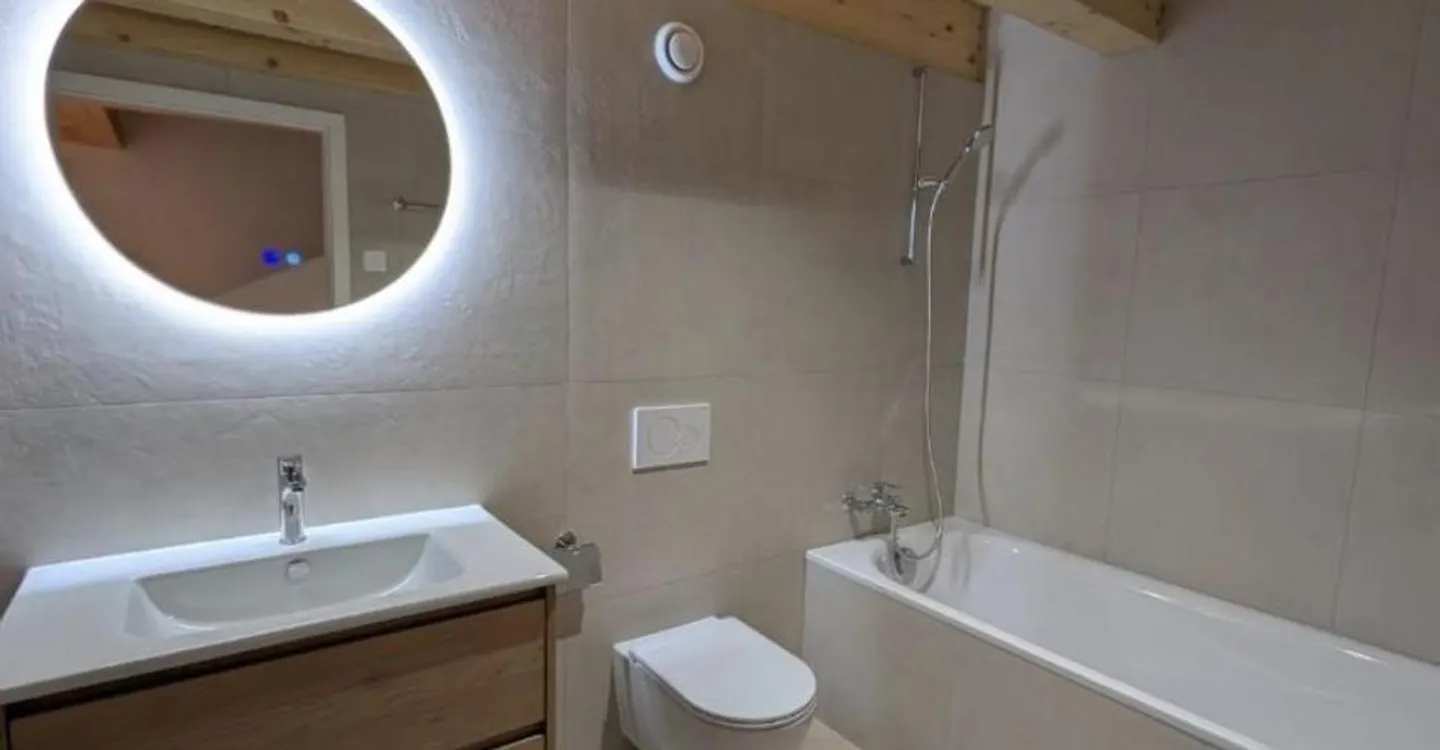 Appartement en duplex dans maison rénovée - Photo 3 sur 8