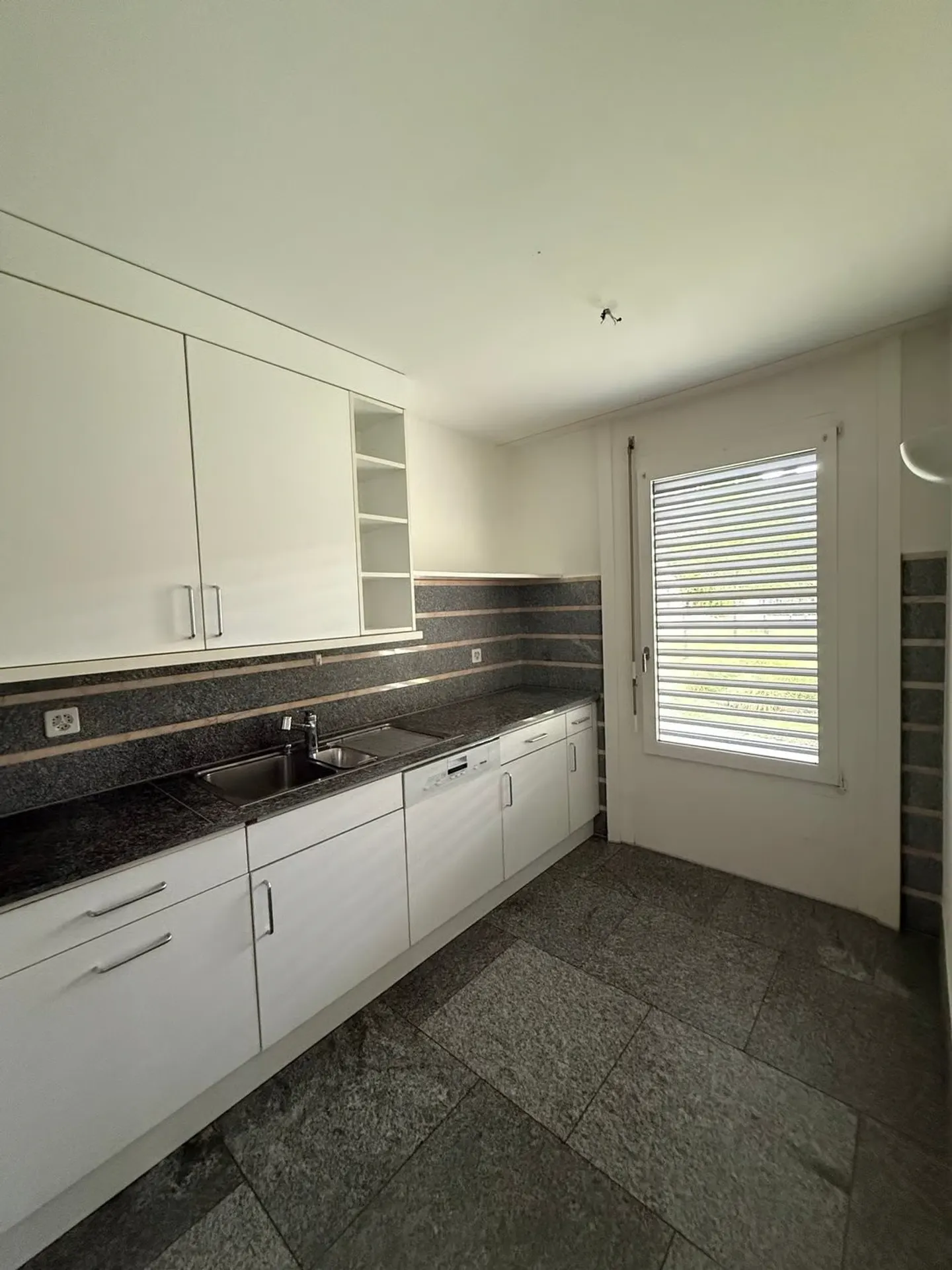 Charming 4.5-room apartment on the ground floor in Arlesheim - Photo 3 of 13