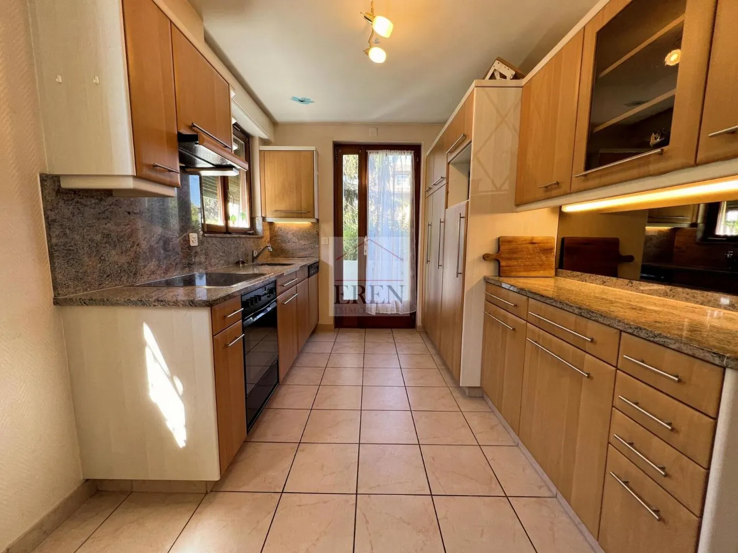 Detached house with 4.5 rooms of 160 m2 with terrace-lawn + basement - Photo 3 of 13