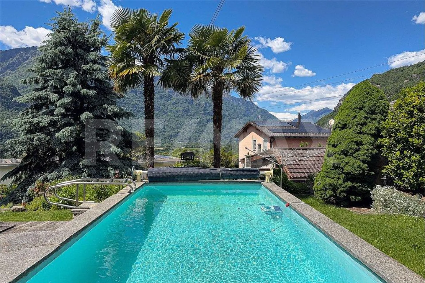 Haus mit Pool und großem Garten - Foto 11 von 13