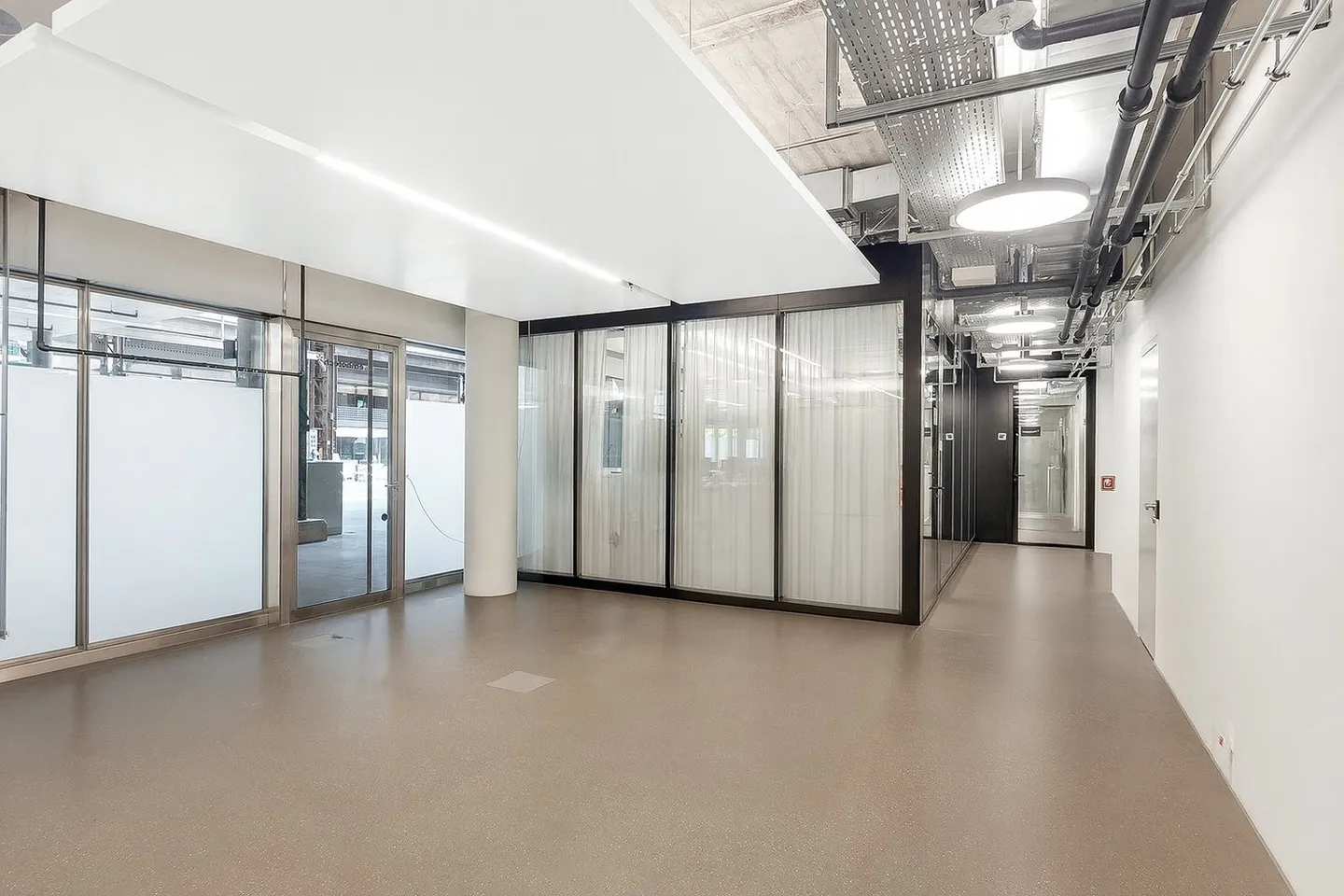 Central. Flexible. Ready to move in. - Photo 10 of 12