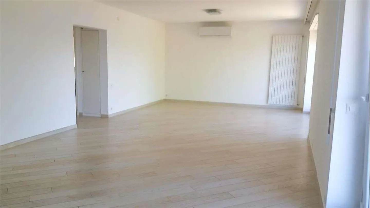 3,5 locali soleggiato con vista lago - Foto 5 di 9