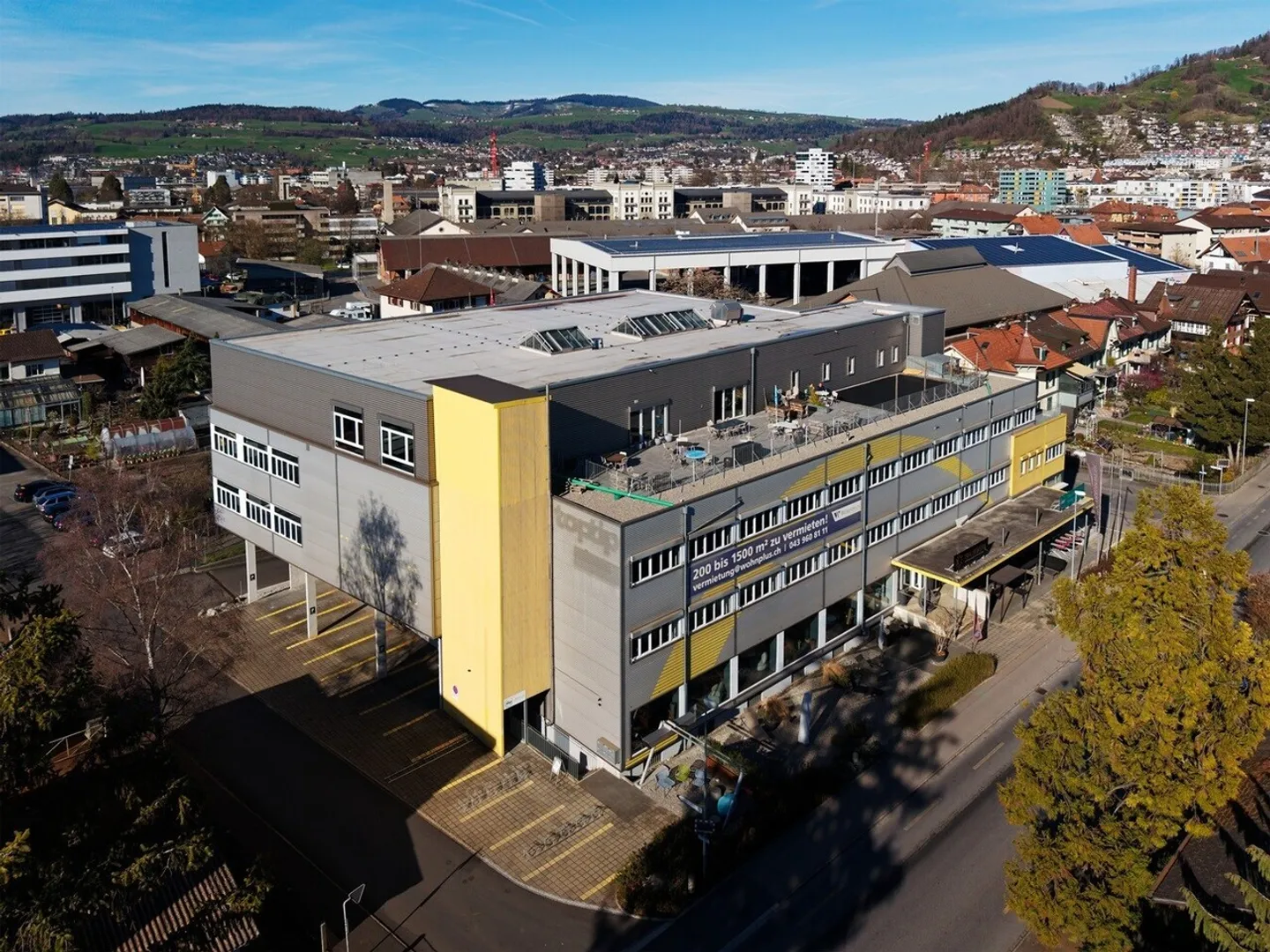 Servizio/Produzione con vista sul Castello di Thun / NESSUN CENTRO FITNESS - Foto 12 di 13