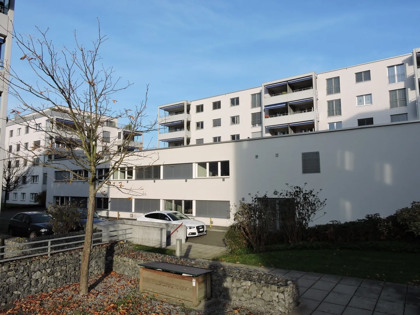 PETIT mais BIEN - Votre nouveau lieu de travail au cœur de Pfäffikon SZ - Photo 1 sur 4
